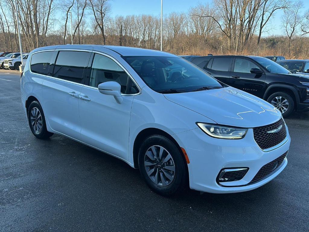 used 2022 Chrysler Pacifica Hybrid car, priced at $21,987