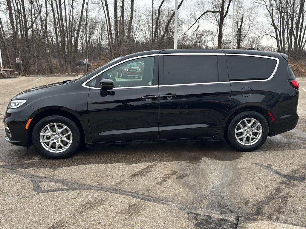 used 2025 Chrysler Pacifica car, priced at $32,989