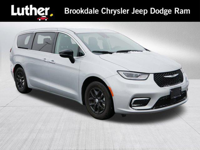used 2024 Chrysler Pacifica car, priced at $32,198