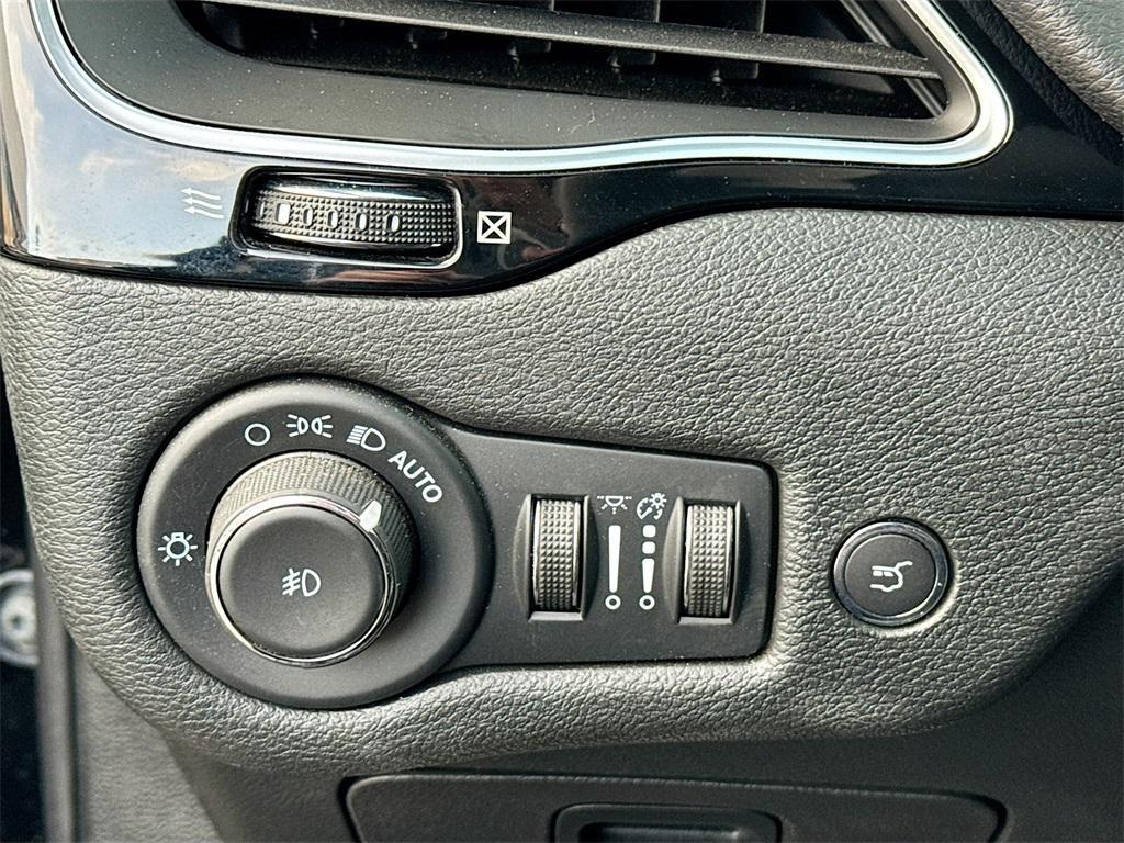 used 2023 Jeep Cherokee car, priced at $18,900