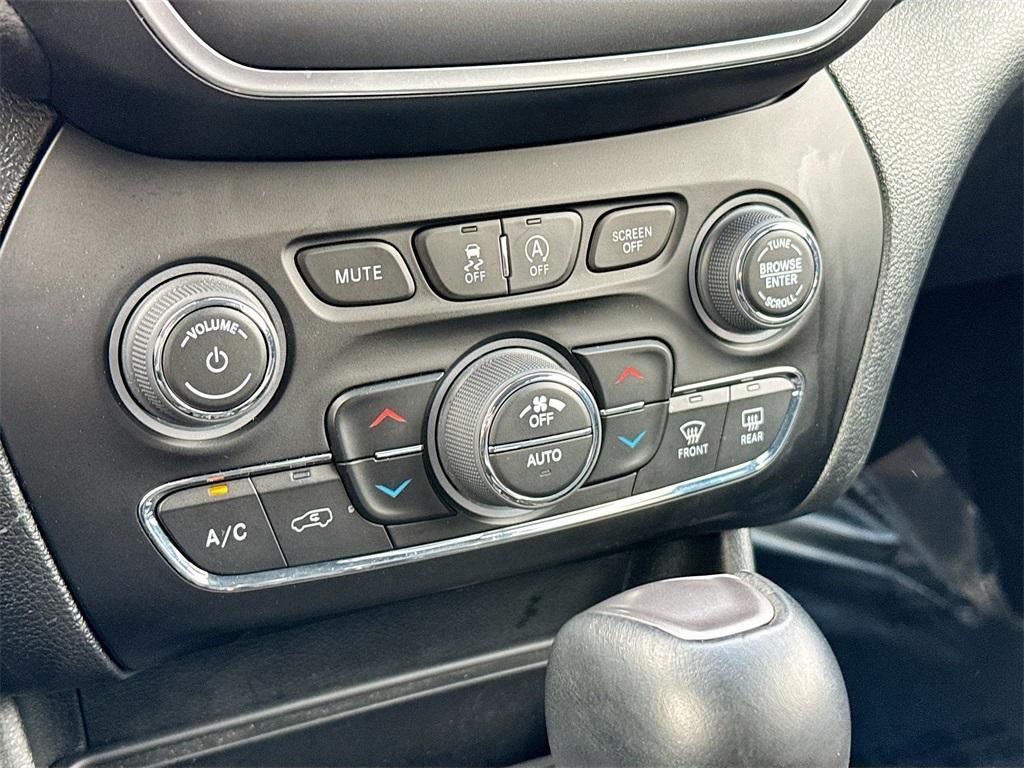 used 2023 Jeep Cherokee car, priced at $18,900