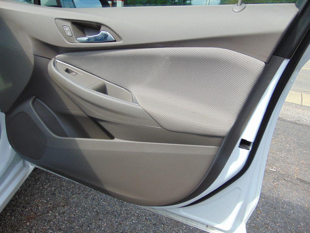 2017 WHITE Chevrolet Cruze