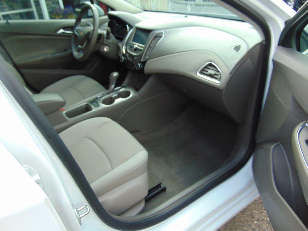 2017 WHITE Chevrolet Cruze