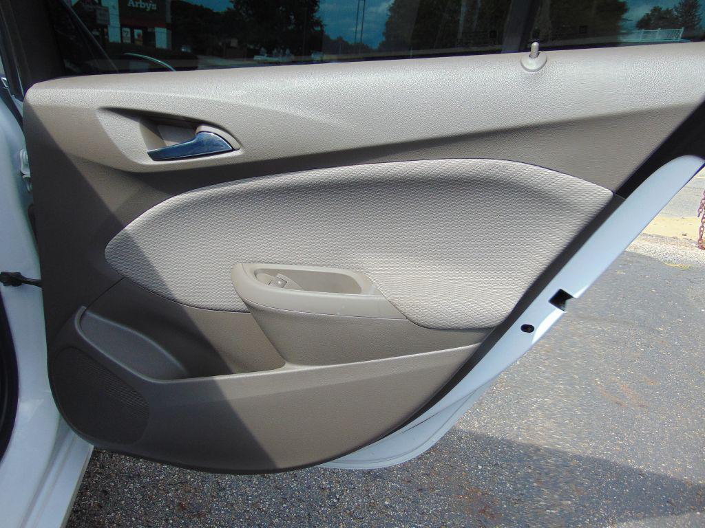 2017 WHITE Chevrolet Cruze