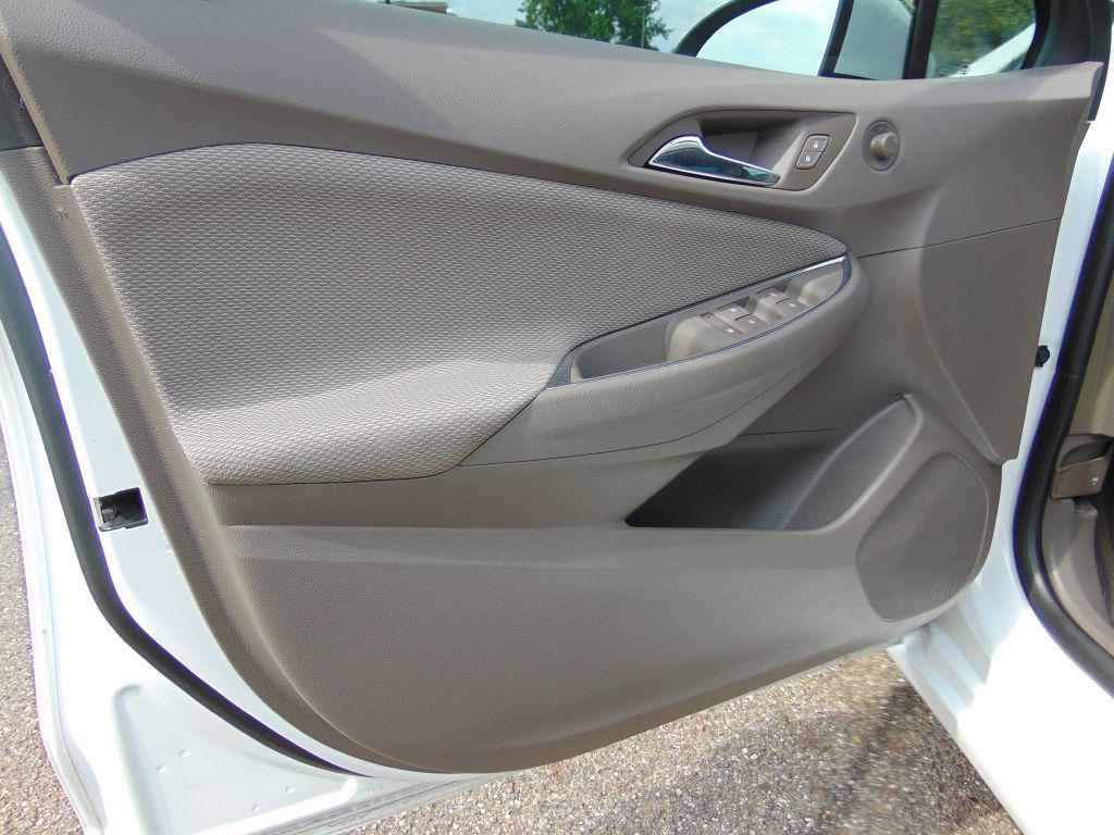 2017 WHITE Chevrolet Cruze