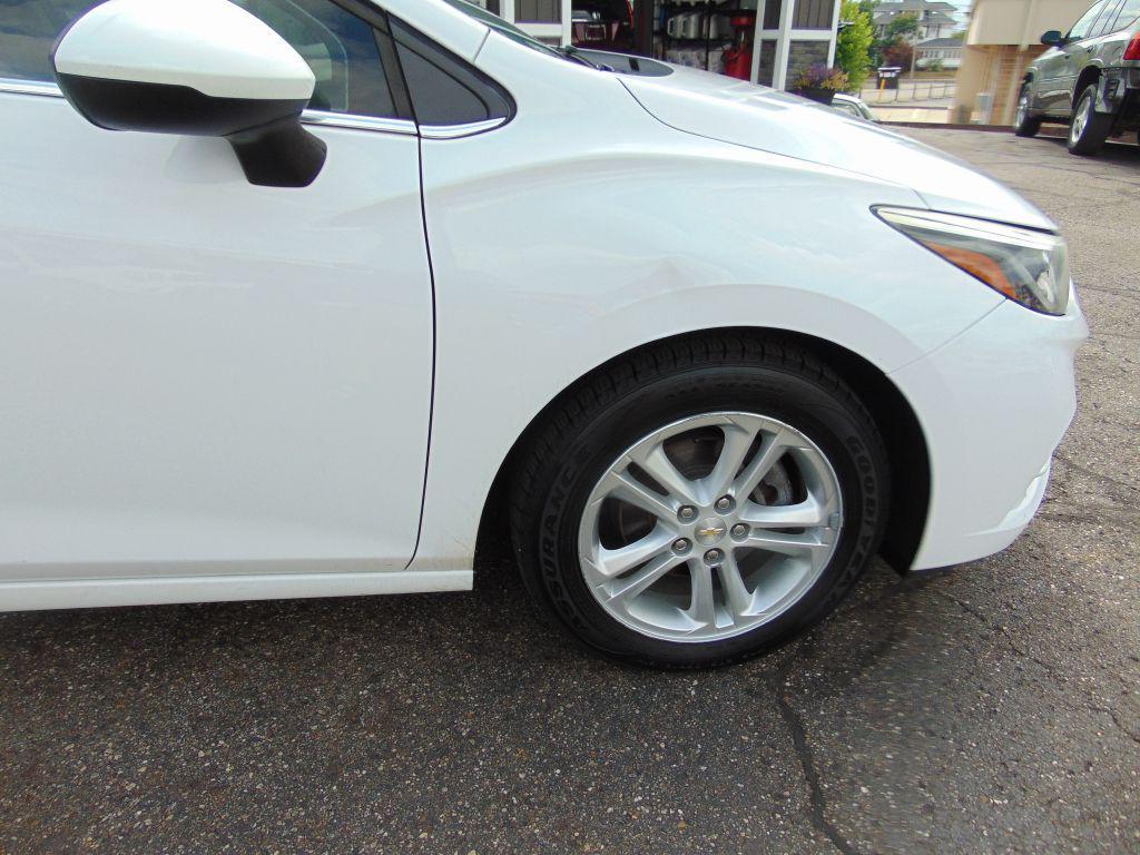 2017 WHITE Chevrolet Cruze