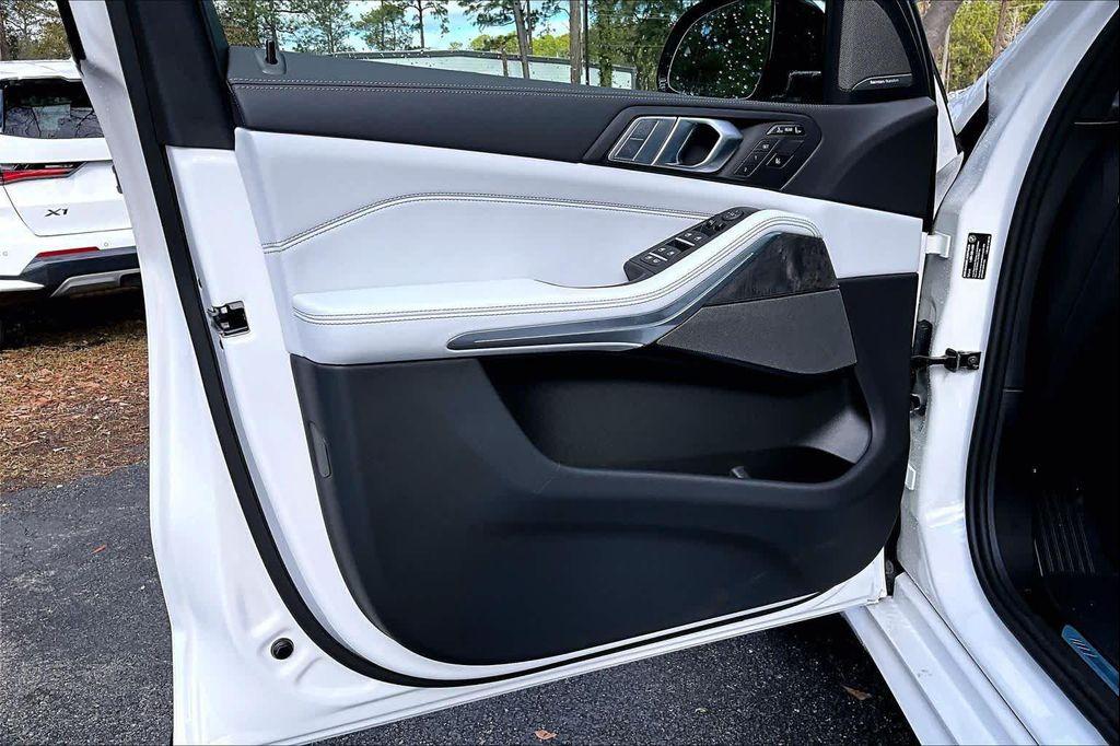 new 2026 BMW X7 car, priced at $101,200