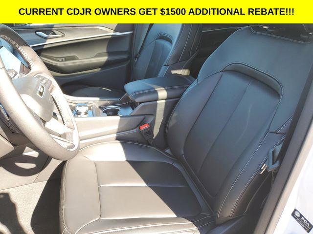 new 2025 Jeep Grand Cherokee car, priced at $45,995