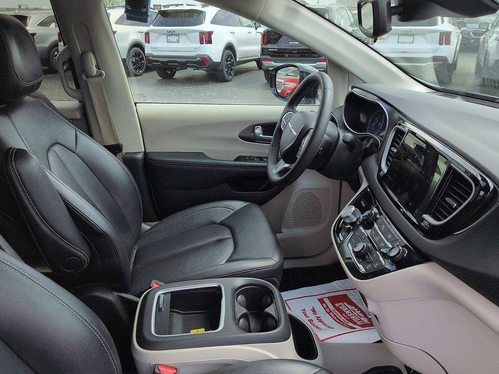 used 2024 Chrysler Pacifica car, priced at $26,989