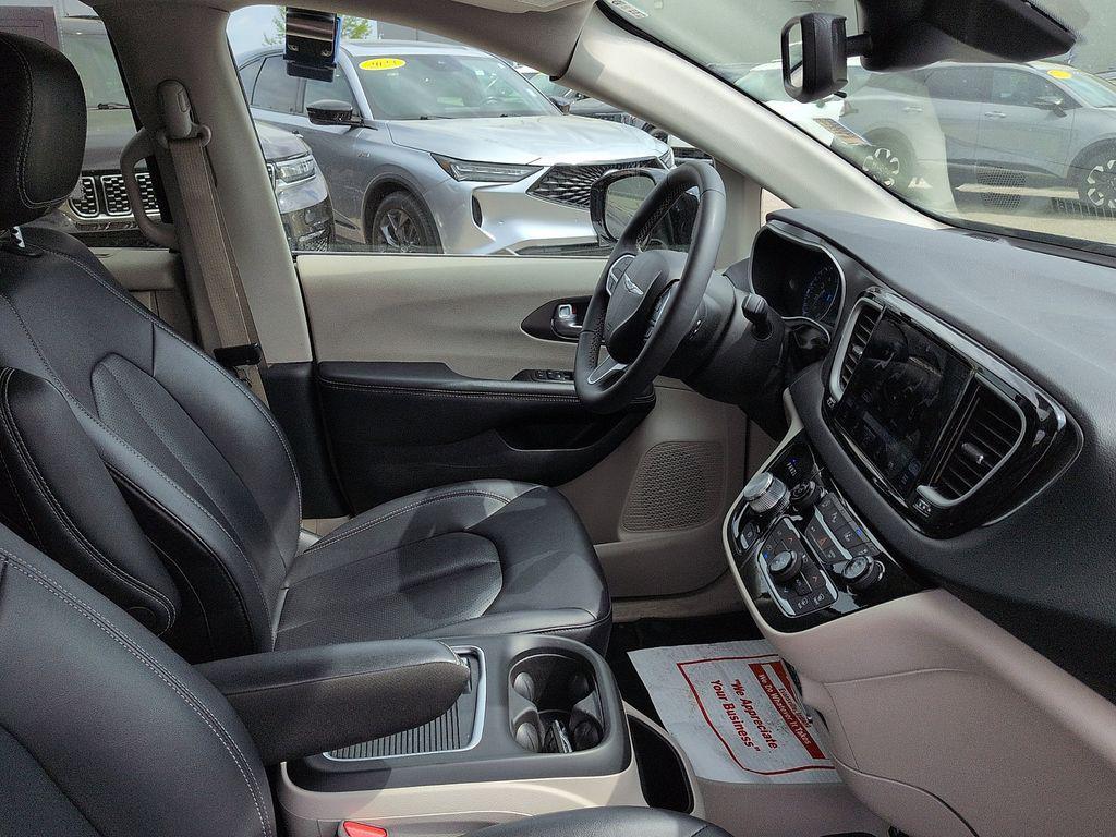 used 2024 Chrysler Pacifica car, priced at $27,989
