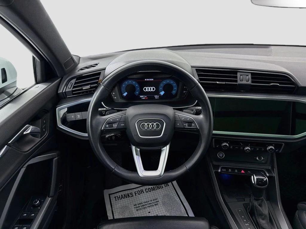 Audi Q3 view 21