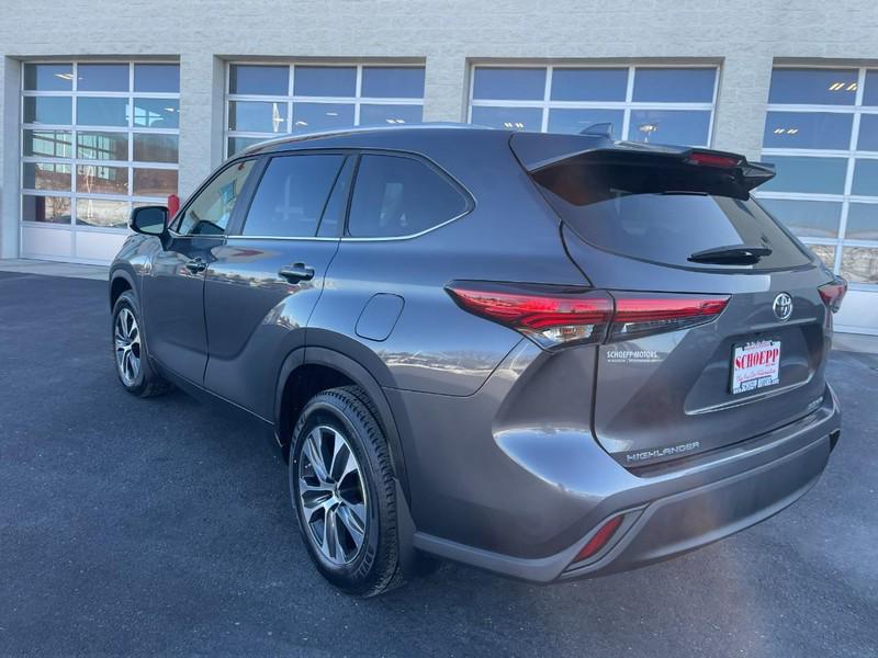 used 2023 Toyota Highlander car, priced at $28,996