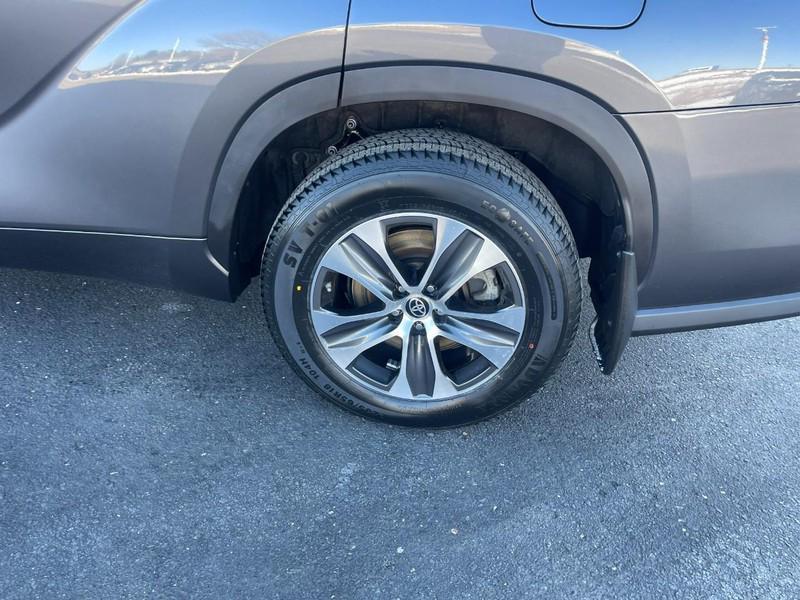 used 2023 Toyota Highlander car, priced at $28,996