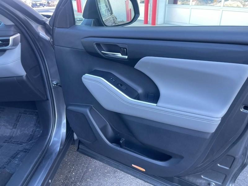 used 2023 Toyota Highlander car, priced at $28,996