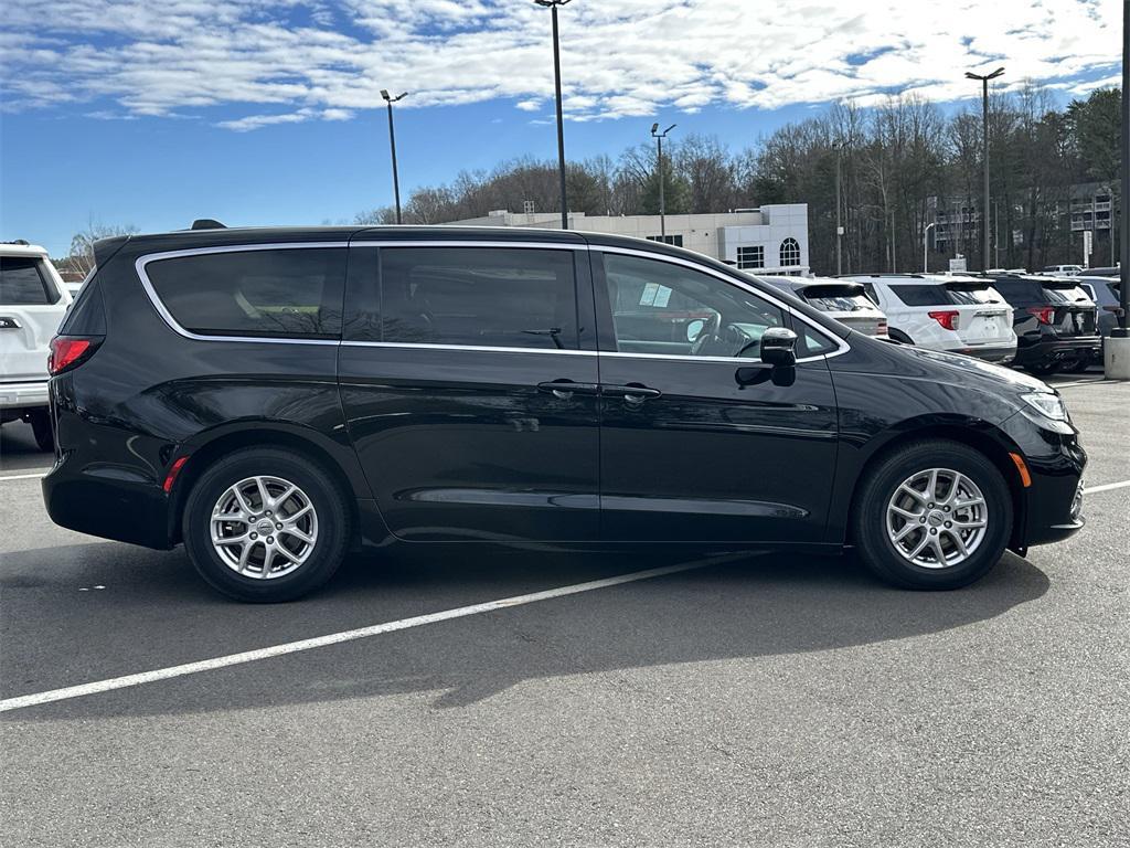 used 2025 Chrysler Pacifica car, priced at $30,726