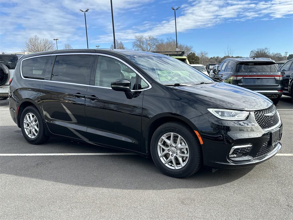 used 2025 Chrysler Pacifica car, priced at $30,726