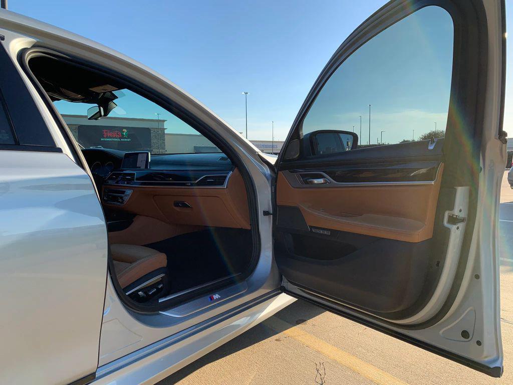 BMW 7 Series view 10
