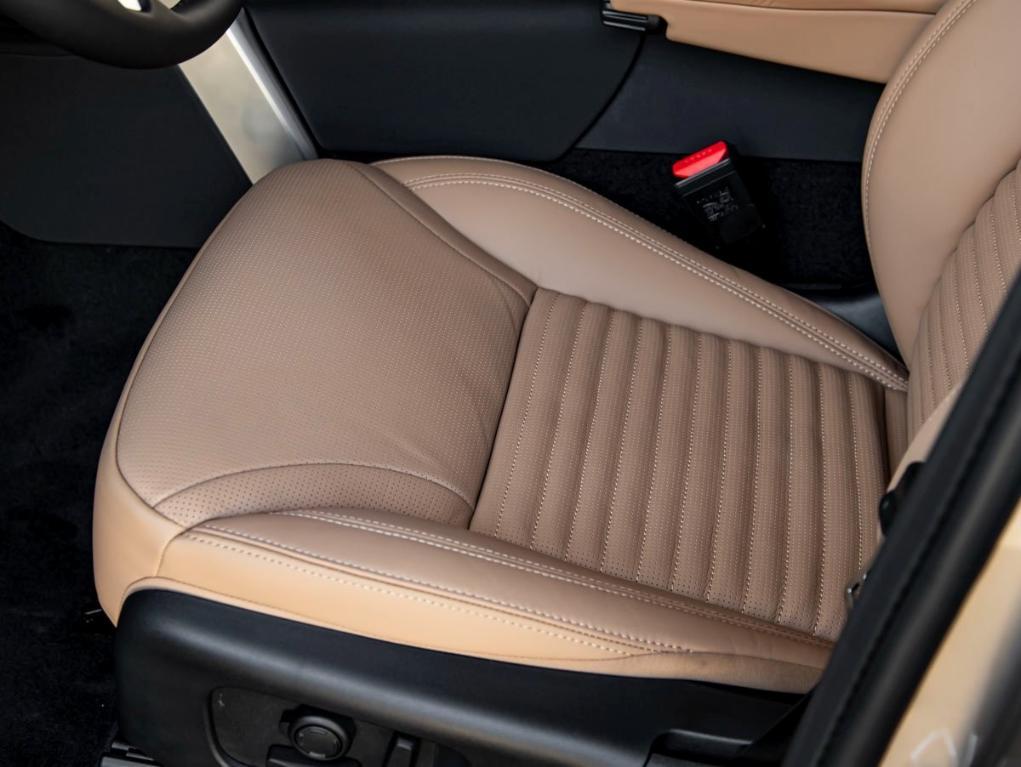 new 2025 Land Rover Discovery car, priced at $85,328