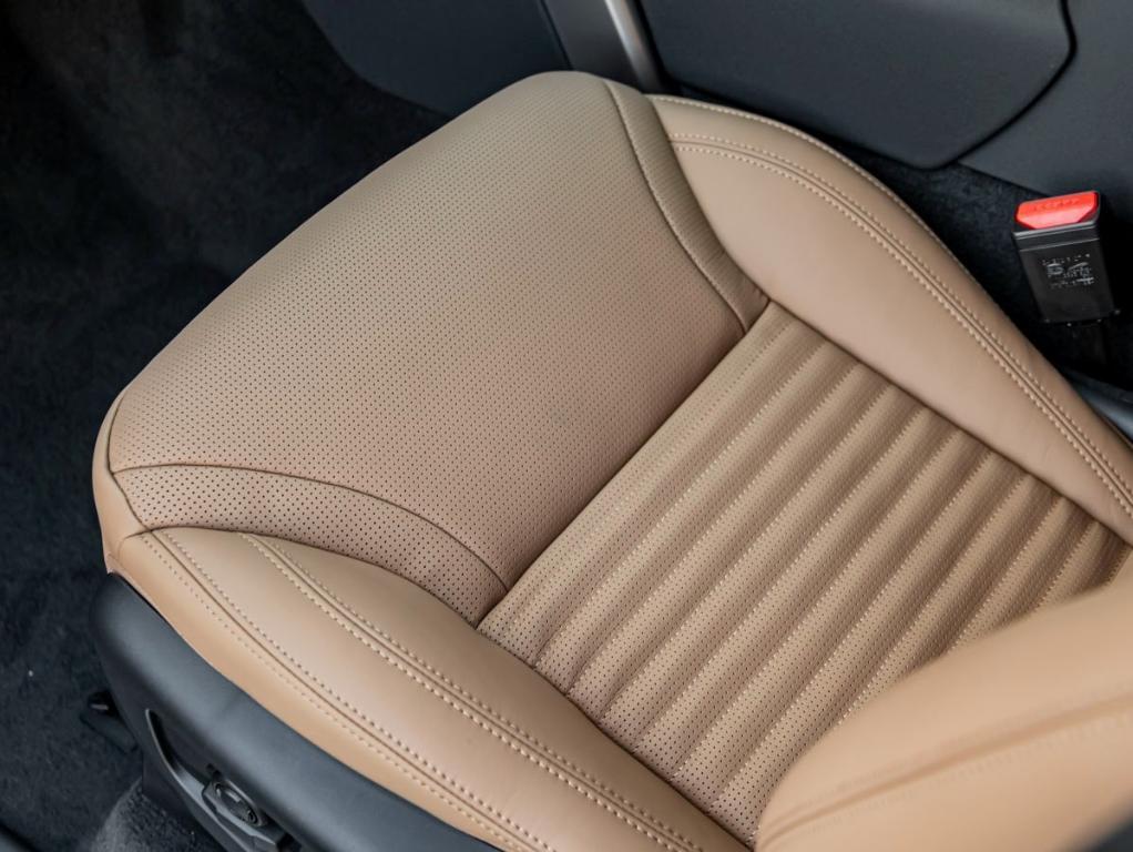 new 2025 Land Rover Discovery car, priced at $84,268