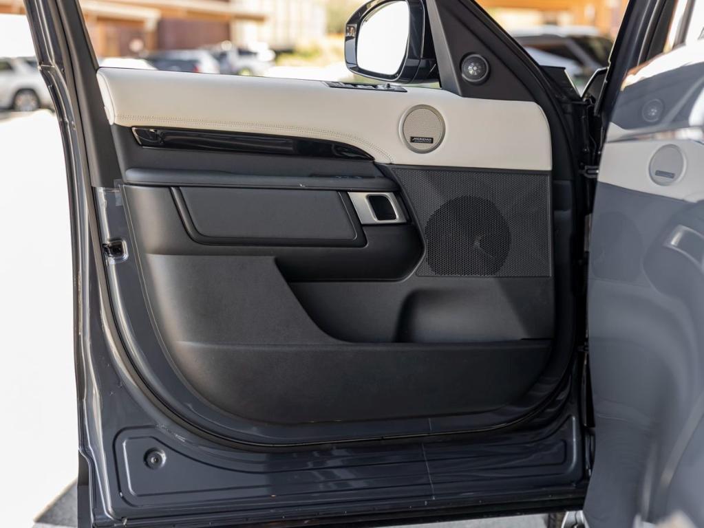 new 2025 Land Rover Discovery car, priced at $72,863