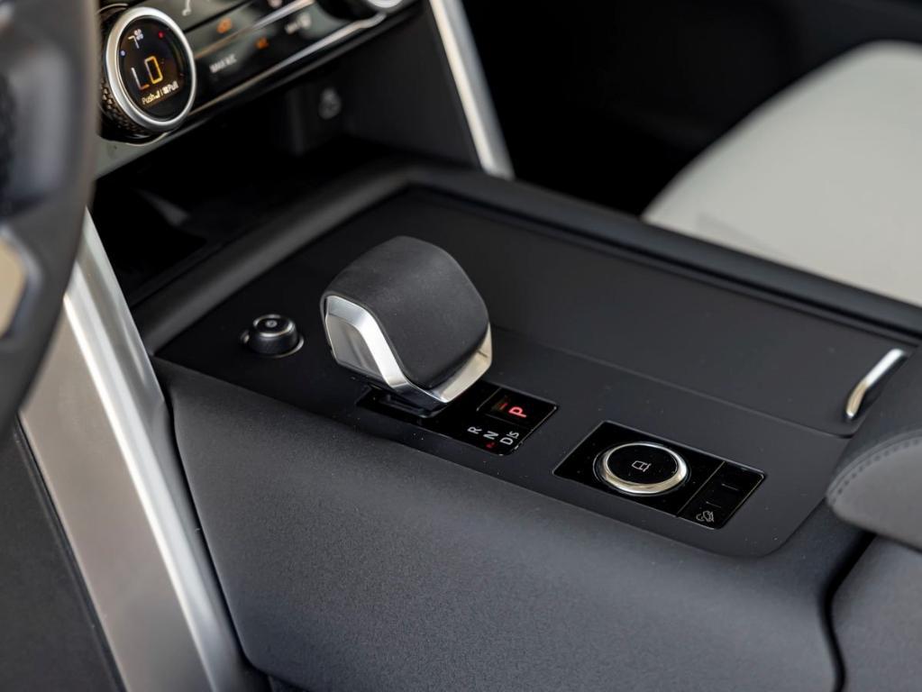 new 2025 Land Rover Discovery car, priced at $72,863