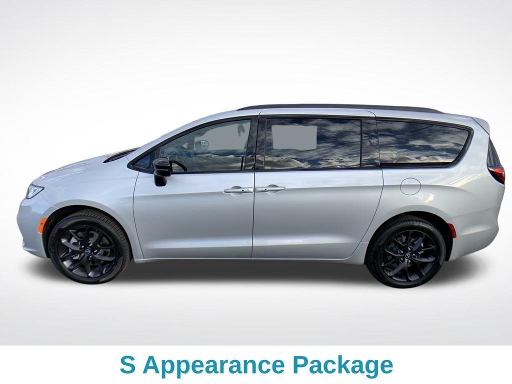 new 2026 Chrysler Pacifica car, priced at $44,229