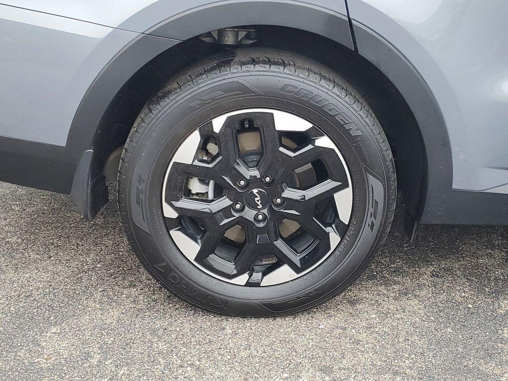 used 2025 Kia Sorento car, priced at $27,689