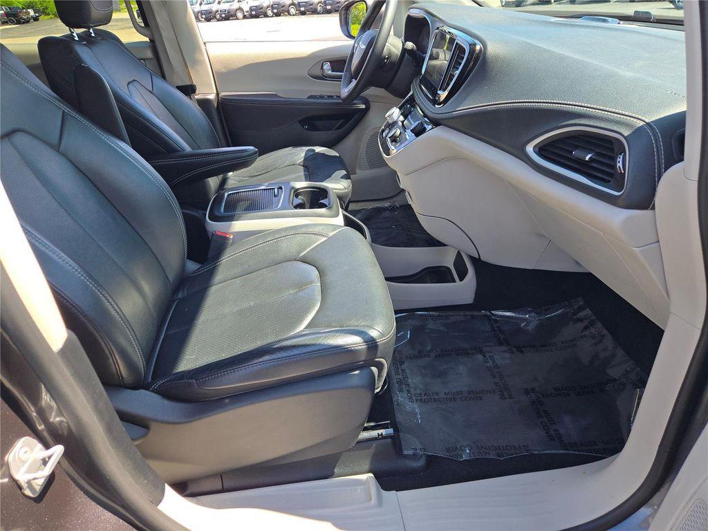 used 2022 Chrysler Pacifica Hybrid car, priced at $27,119