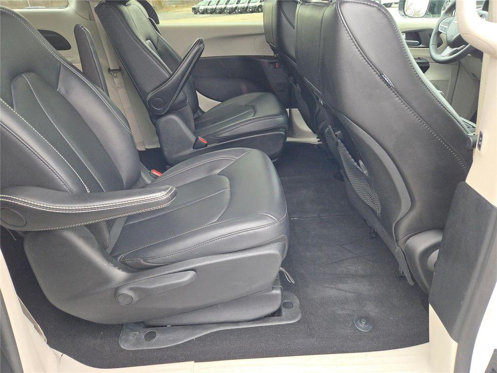 used 2024 Chrysler Pacifica Hybrid car, priced at $29,150
