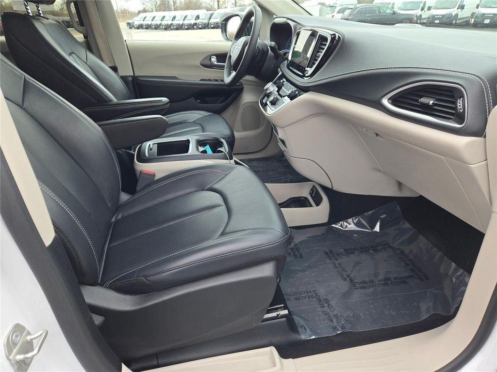 used 2024 Chrysler Pacifica Hybrid car, priced at $29,150