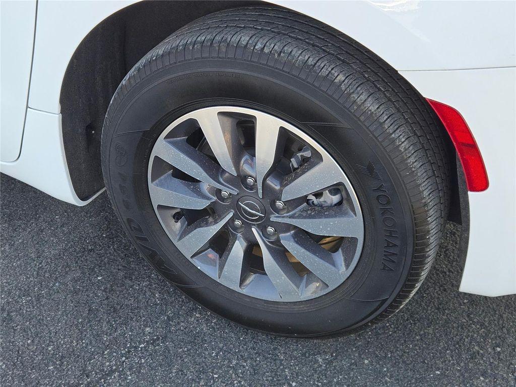 used 2023 Chrysler Pacifica Hybrid car, priced at $38,979