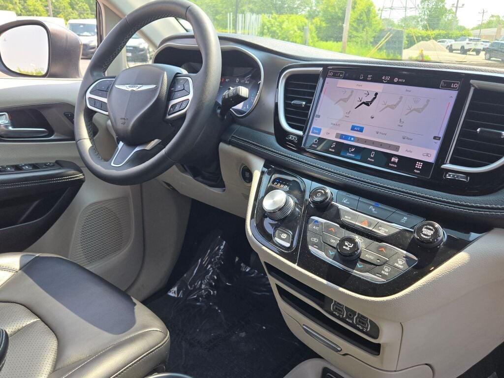 2023 Brilliant Black Crystal Pearlcoat Chrysler Pacifica Hybrid
