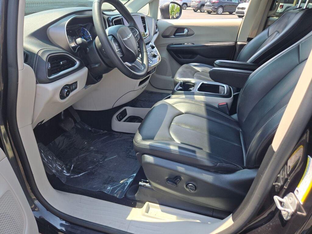 2023 Brilliant Black Crystal Pearlcoat Chrysler Pacifica Hybrid
