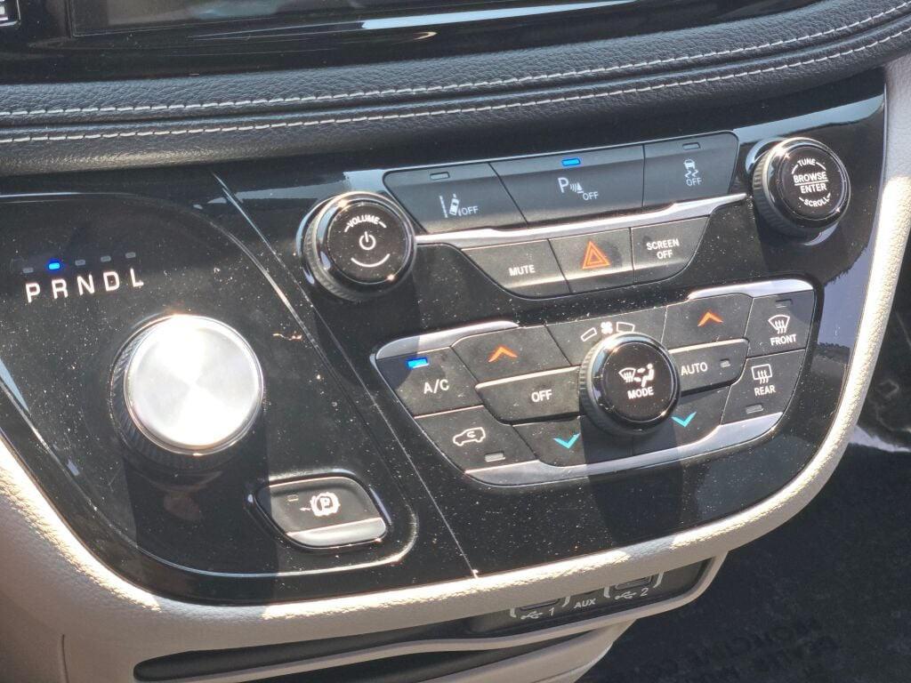 2023 Brilliant Black Crystal Pearlcoat Chrysler Pacifica Hybrid