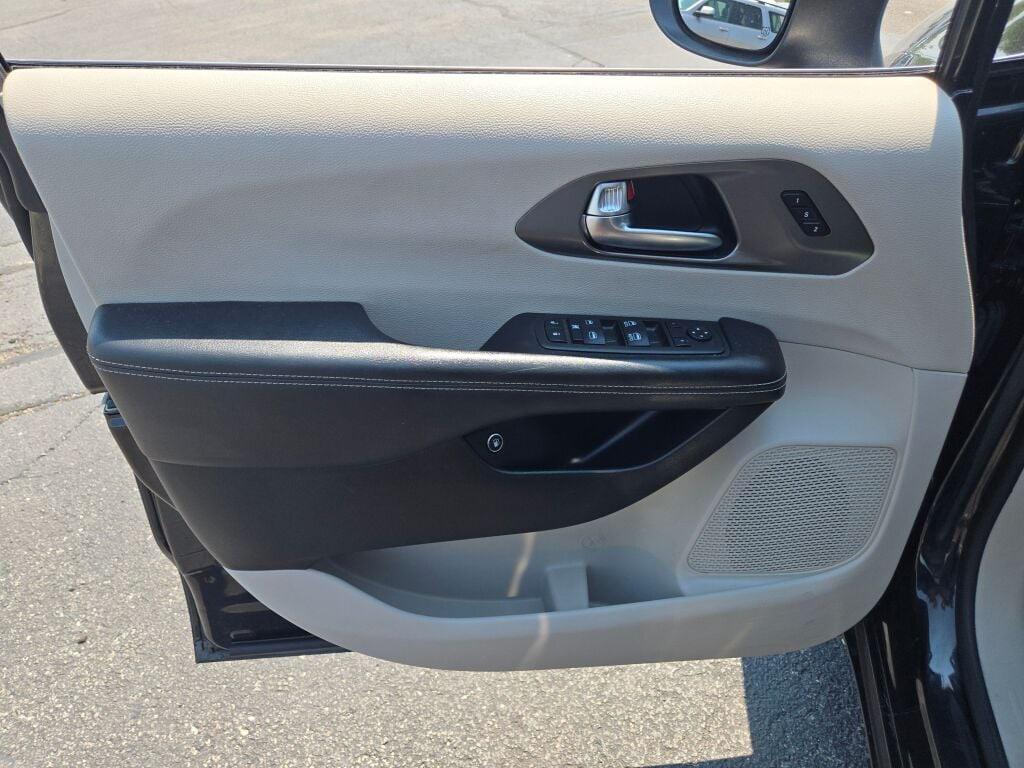 2023 Brilliant Black Crystal Pearlcoat Chrysler Pacifica Hybrid