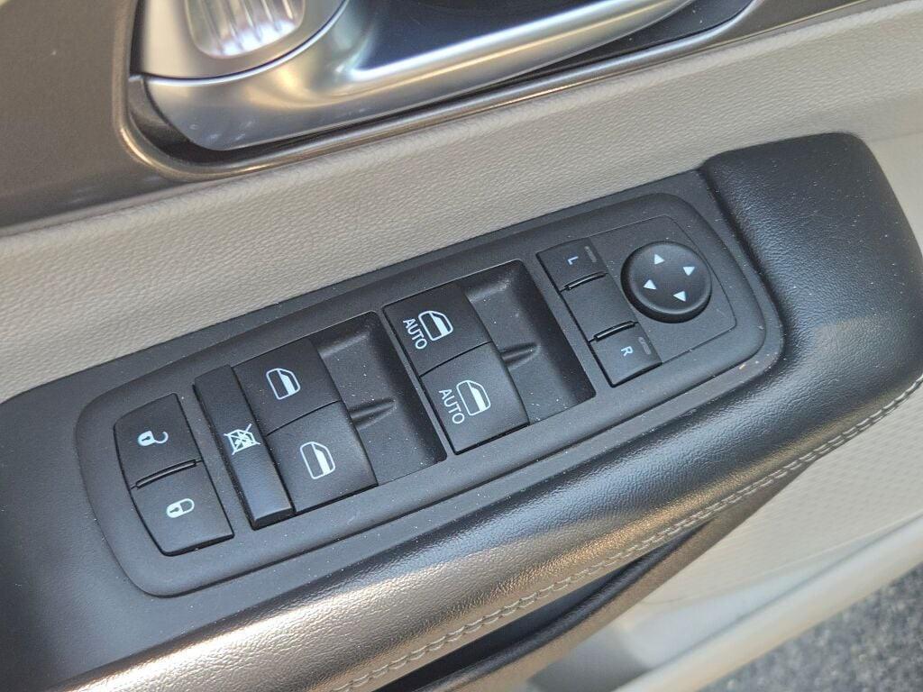 2023 Brilliant Black Crystal Pearlcoat Chrysler Pacifica Hybrid