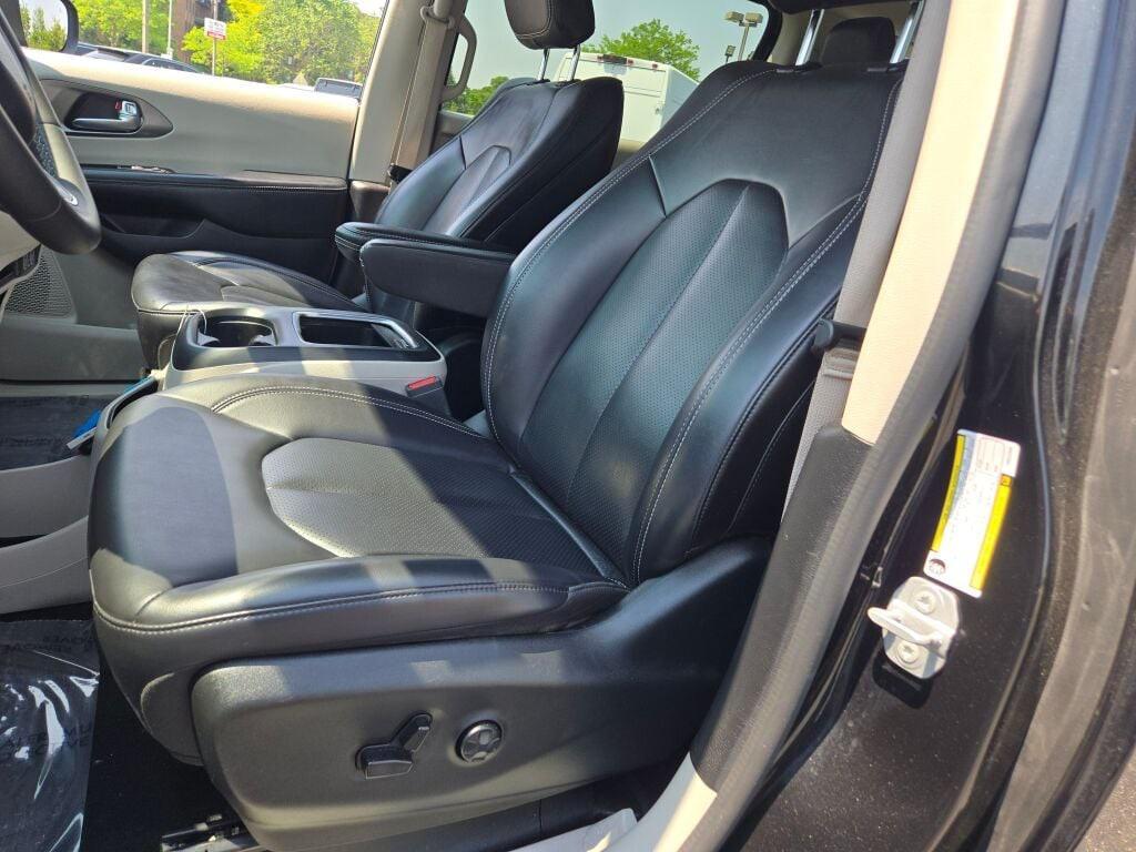 2023 Brilliant Black Crystal Pearlcoat Chrysler Pacifica Hybrid