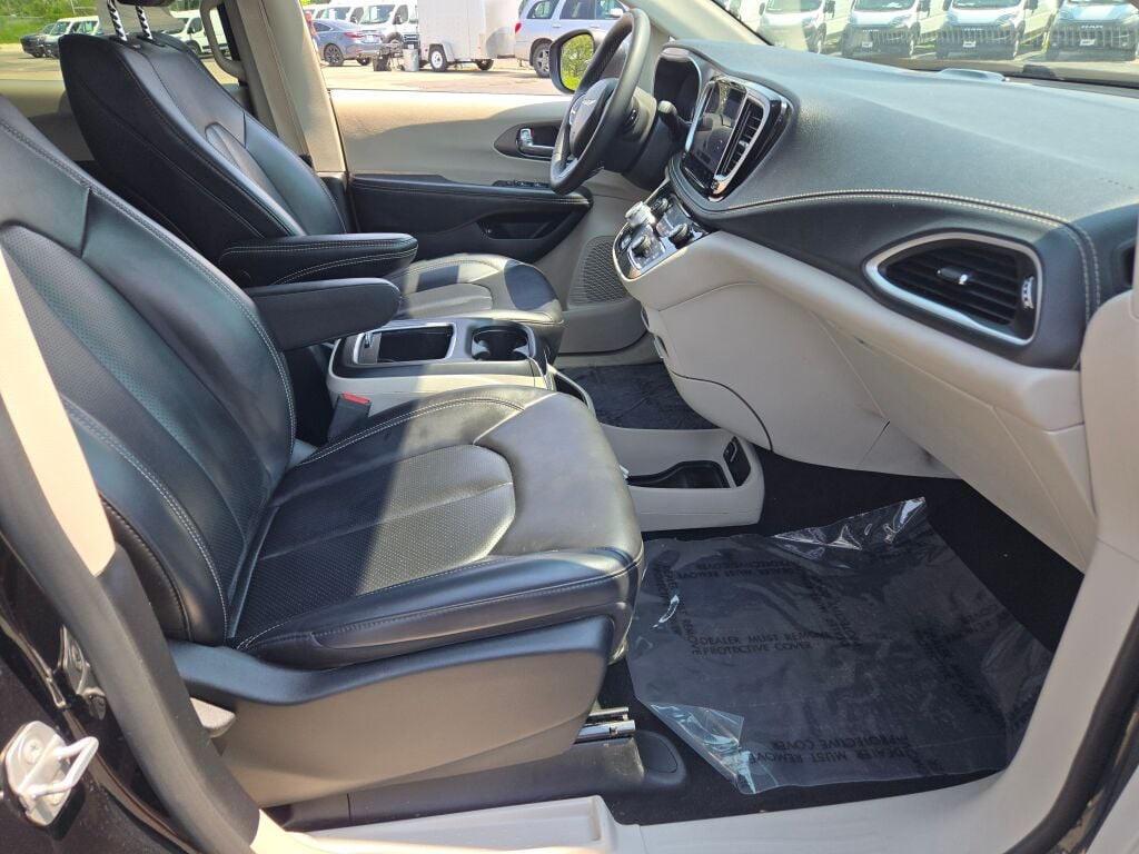 2023 Brilliant Black Crystal Pearlcoat Chrysler Pacifica Hybrid