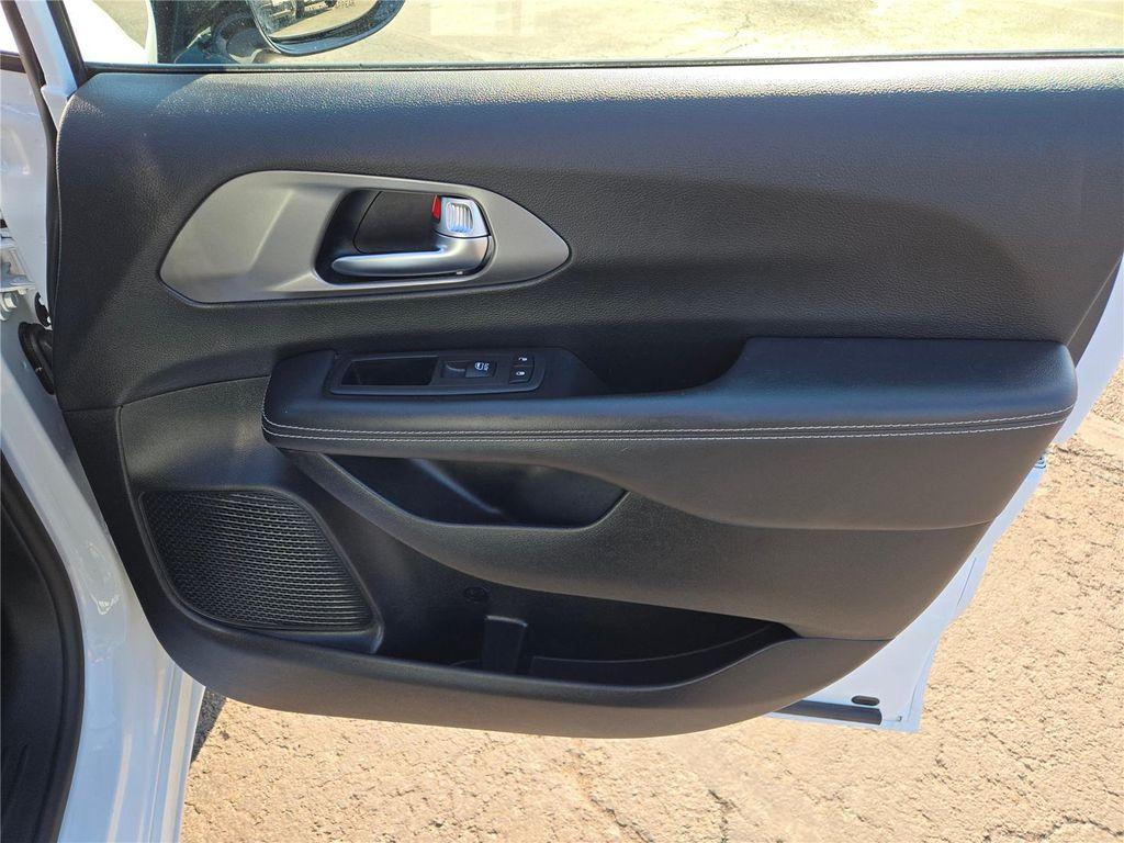 used 2025 Chrysler Pacifica car, priced at $30,759