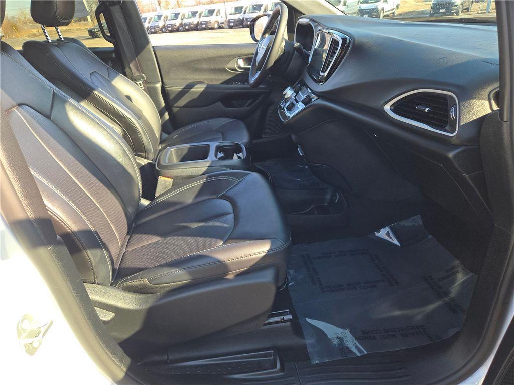 used 2025 Chrysler Pacifica car, priced at $30,759