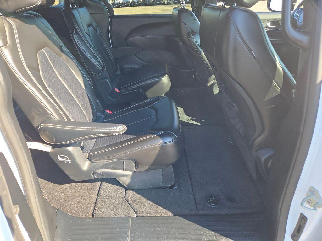 used 2025 Chrysler Pacifica car, priced at $30,759