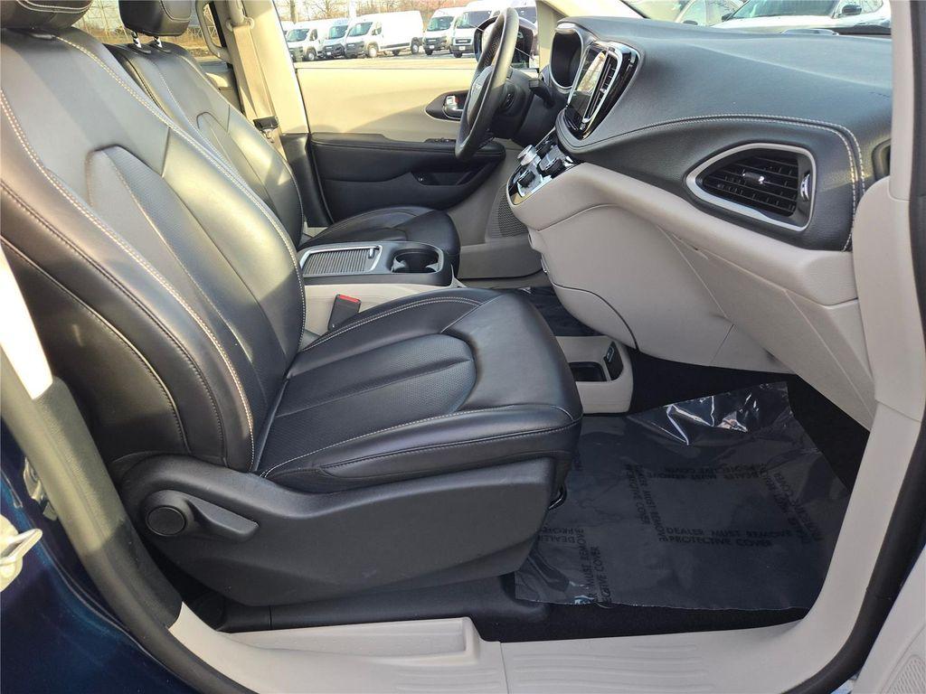 used 2024 Chrysler Pacifica Hybrid car, priced at $29,480