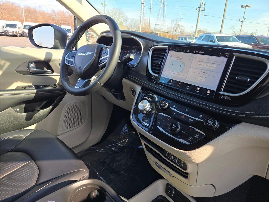 used 2023 Chrysler Pacifica Hybrid car, priced at $25,759