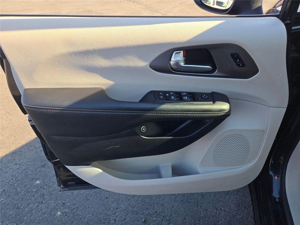 used 2023 Chrysler Pacifica Hybrid car, priced at $25,759