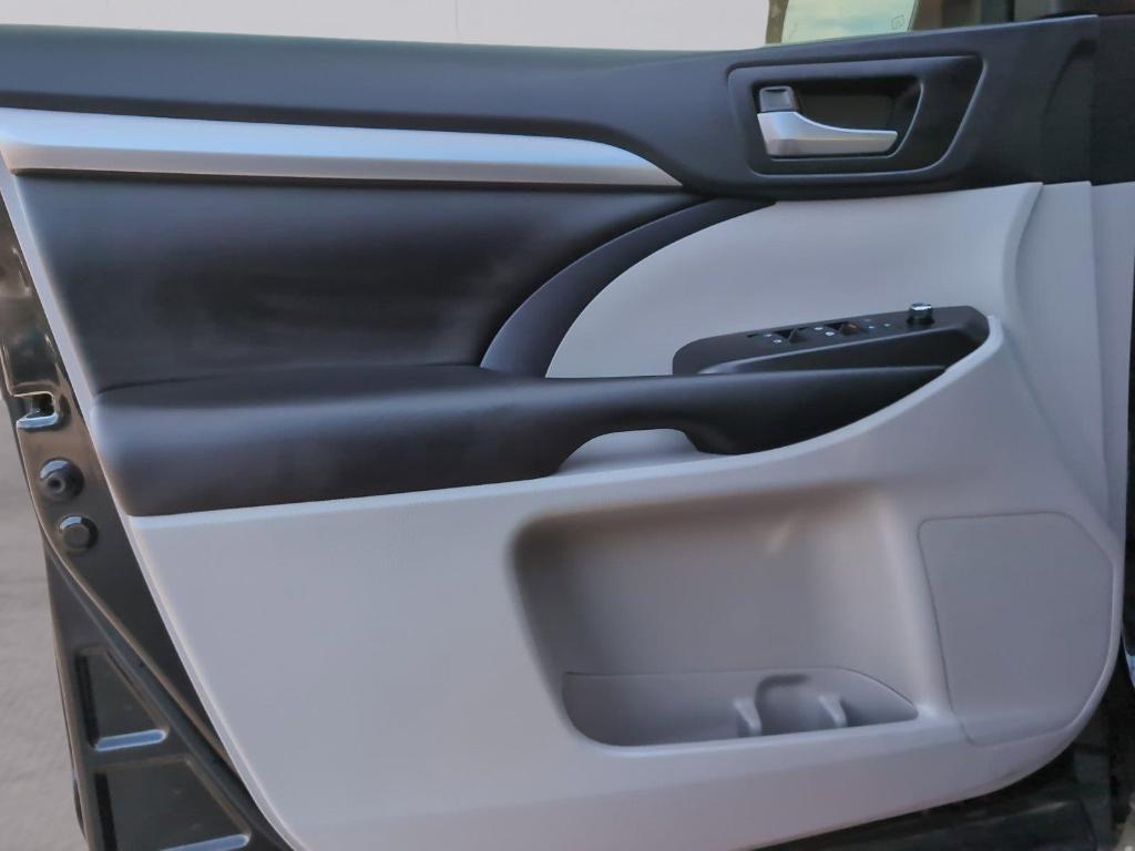 used 2019 Toyota Highlander car, priced at $25,899