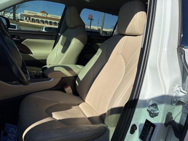 used 2020 Toyota Highlander car, priced at $26,799