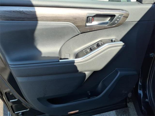 used 2023 Toyota Highlander Hybrid car, priced at $43,500