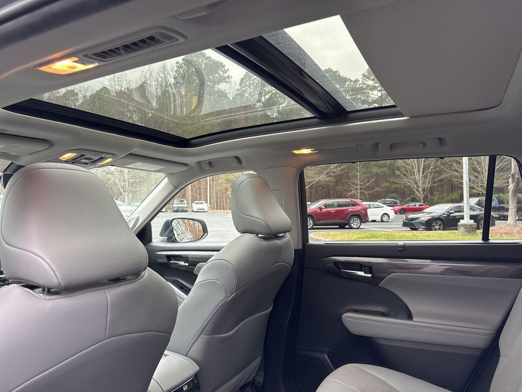 used 2022 Toyota Highlander car, priced at $39,506