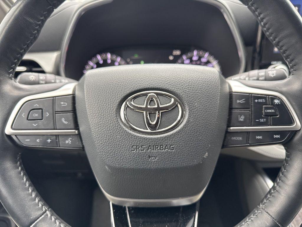 used 2022 Toyota Highlander car, priced at $39,506