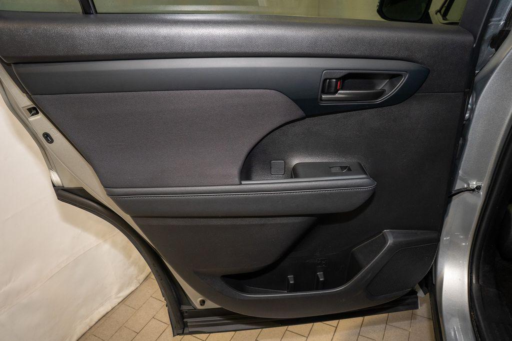 used 2024 Toyota Highlander car, priced at $33,091